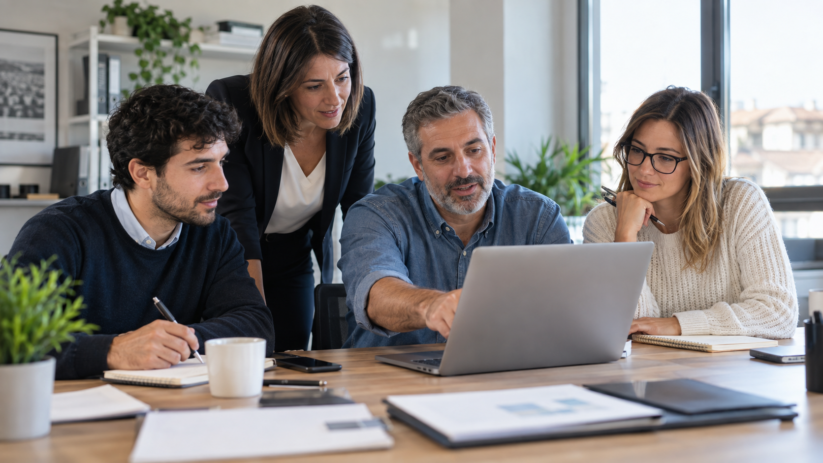 Gruppo di lavoro durante una sessione pratica di formazione su un gestionale cloud